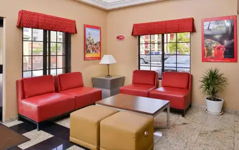 Best Western Plus Raffles Inn & Suites - 14