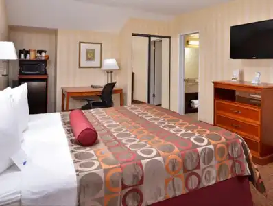 Best Western Plus Raffles Inn & Suites - 29