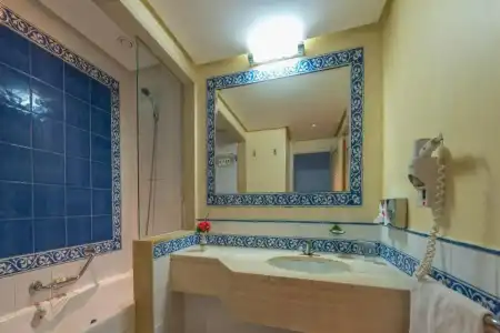 Regency and Spa - 8