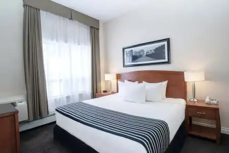 Sandmans & Suites Calgary West - 54