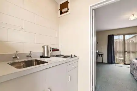 Econo Lodge Canterbury Court - 35
