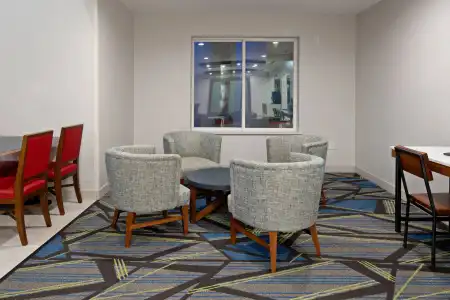 Holiday Inn Express & Suites Fresno South by IHG - 16