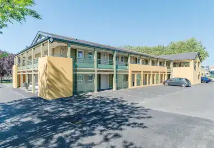 B B Tours Centre Commercial La Petite Arche - 13