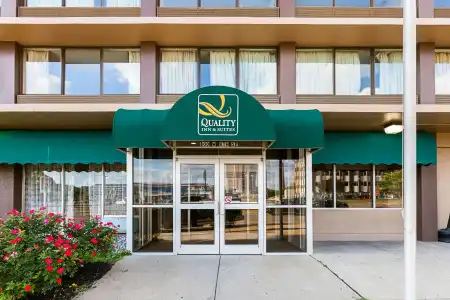 Quality Inn & Suites Cincinnati Downtown Area - 0