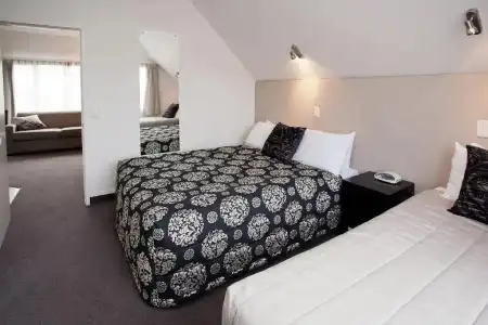Cable Court Motel - 65