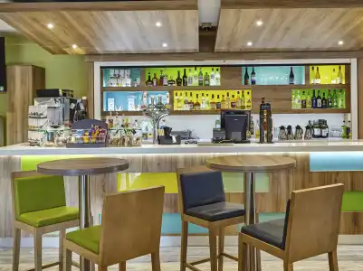 Holiday Inn Cardiff - North M4 - 24