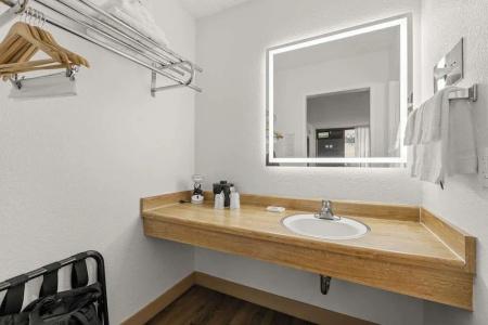Vagabond Inn Executive Old Town - 9