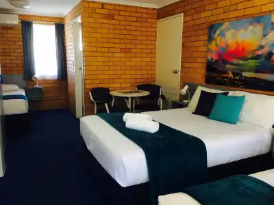 Bosuns Inn Motel - 2