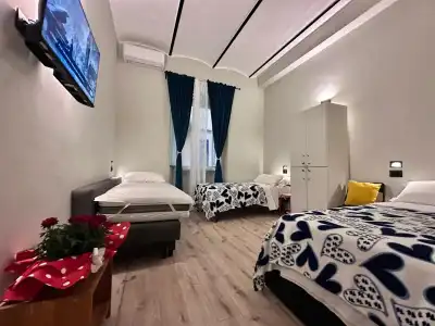 Român Holidays Hostel - 1