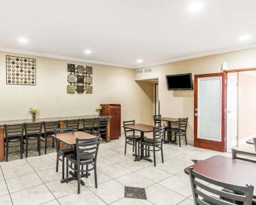 Super 8 by Wyndham Mesa Downtown Near Convention Center - 26