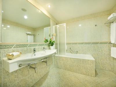 Ramada by Wyndham Prague City Centre - 34