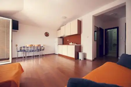 Lyon Apartments - 4