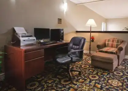 Quality Inn & Suites, Near University - 4