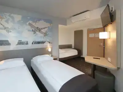 Moxy Berlin Airport - 4