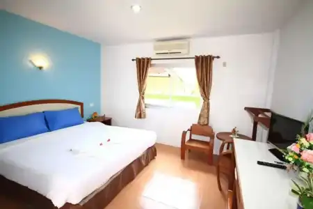 J Holiday Inn - 30