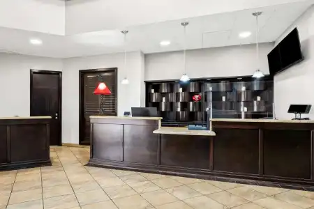 SureStay Plus by Best Western Lubbock Medical Center - 1