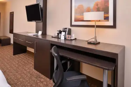 Holiday Inn Express & Suites Topeka West I-70 Wanamaker by IHG - 60