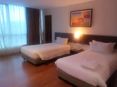906 Riverside - 41