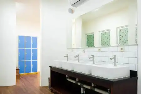 RedDoorz Hostel near Taman Puring - 9