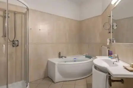 Sovrana & Spa - 16