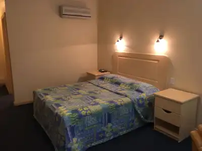 Mayfair Plaza Motel - 6