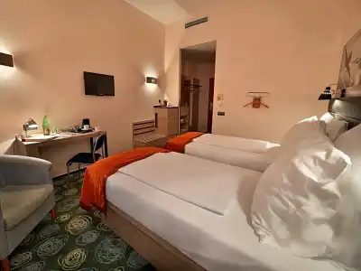 Ramada by Wyndham Airport - 17