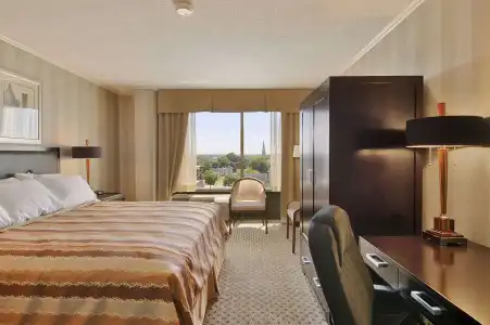 Ramada & Conf Center by Wyndham Augusta Downtown - 3