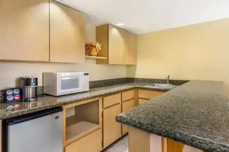 Best Western Plus Scottsdale Thunderbird Suites - 41
