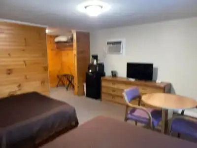 A Holiday Motel - 36