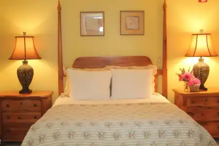 Hillwinds Inn - 1