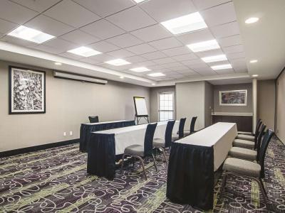La Quinta Inn & Suites by Wyndham Denver Airport DIA - 16