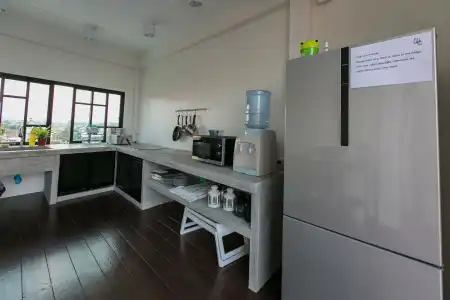 Chedi View Hostel & Rooftop Bar - 12