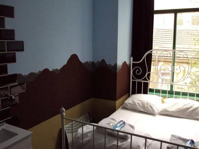 The Flying Pig Uptown Hostel - 1