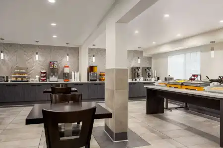Ramada by Wyndham Anaheim Convention Center - 10