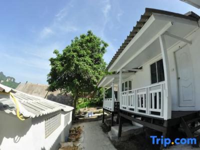 Phi Phi Cozy Seafront Resort - 42