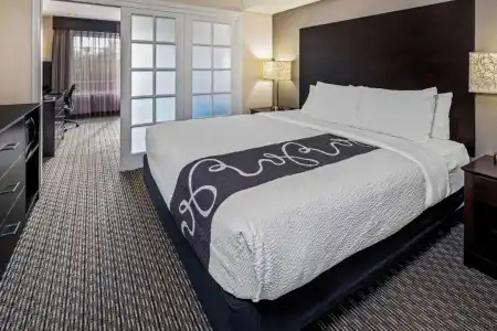 La Quinta Inn & Suites by Wyndham Anaheim - 22