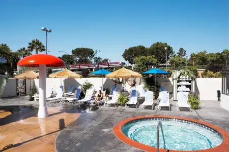 Howard Johnson by Wyndham Anaheim and Water Playground - 11