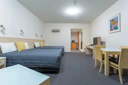 Mayfair Plaza Motel - 101