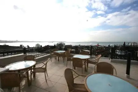 Peninsula Grand - 17