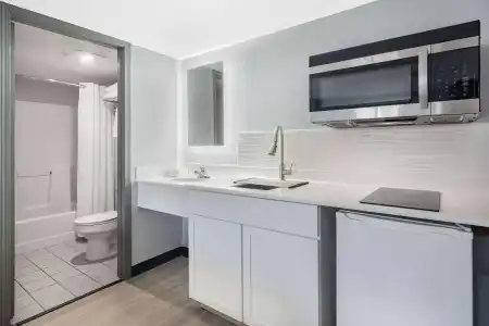 Days Inn & Suites by Wyndham Niagara Falls/Buffalo - 16