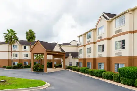 Red Roof Inn PLUS+ & Suites Savannah - I-95 - 33