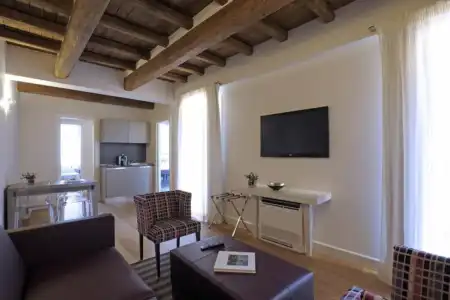 Trevi Palace Luxury Inn - 9