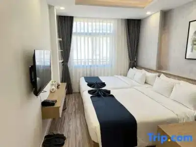 Phuong Mai - 24