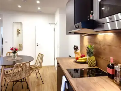 Melter & Apartments - a Neighborhood - 106