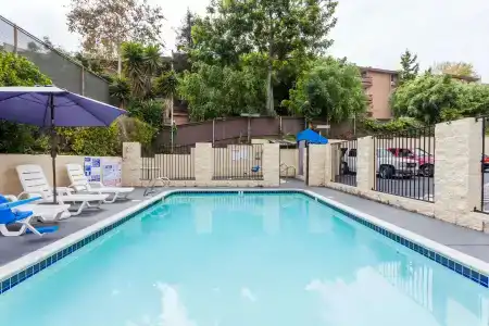 Howard Johnson by Wyndham San Diego Circle - 10