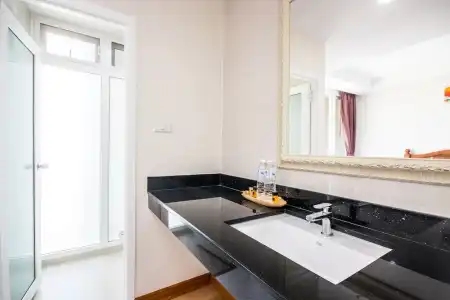 Royale 8 Ville Guest House - 28