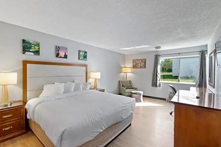 Days Inn by Wyndham Erie - 13