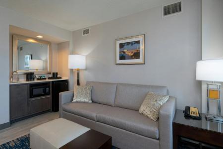 Embassy Suites by Hilton Alexandria Old Town - 3
