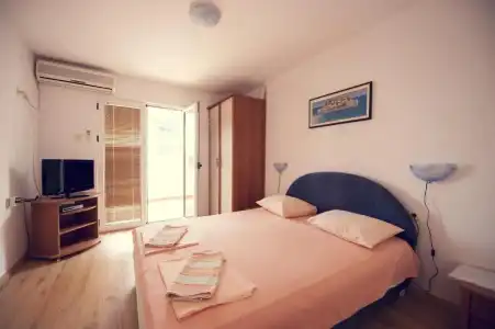 Lyon Apartments - 22