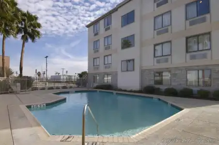 Red Roof Inn Laredo - 10